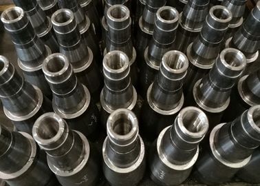 Lavorare delle parti del carrello elevatore a forcale della colata del ferro si separa la piccola indennità lavorante