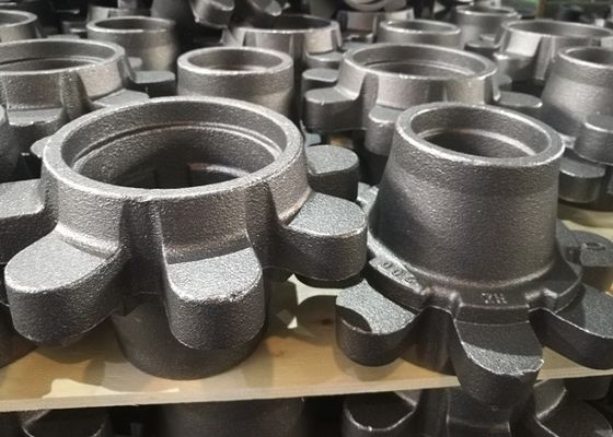 Lavorare forgiando i carrelli elevatori a forcale che fondono il cappuccio dell'orecchione